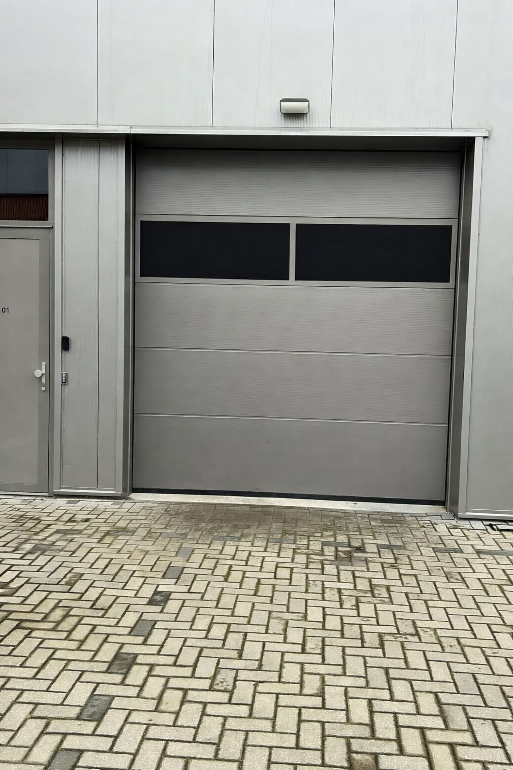 Voorbeeld foto overheaddeur buitenzijde